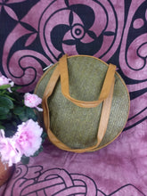 Cargar imagen en el visor de la galería, Bolso Chic Redondo Verde Oliva (Forro interior)
