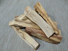 Cargar imagen en el visor de la galería, Madera natural de Palosanto 50 grs (6 palos)
