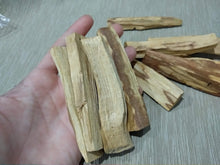 Cargar imagen en el visor de la galería, Madera natural de Palosanto 50 grs (6 palos)
