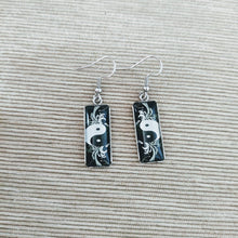 Cargar imagen en el visor de la galería, Pendientes Glass &amp; Steel Yin Yang Blanco y Negro
