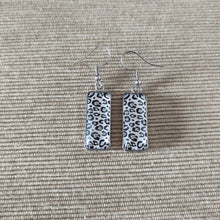 Cargar imagen en el visor de la galería, Pendientes Glass &amp; Steel Leopardo de las Nieves
