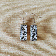 Cargar imagen en el visor de la galería, Pendientes Glass &amp; Steel Leopardo de las Nieves
