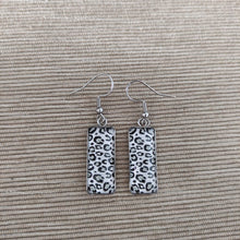 Cargar imagen en el visor de la galería, Pendientes Glass &amp; Steel Leopardo de las Nieves
