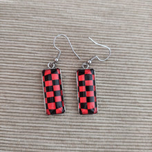 Cargar imagen en el visor de la galería, Pendientes Glass &amp; Steel Cuadrados Rojo y Negro
