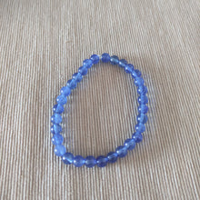 Cargar imagen en el visor de la galería, Pulsera Cuarzo Azul (tintado) 6 mm
